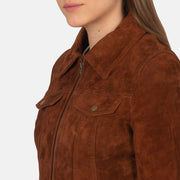
Suzy Brown Suede Trucker Jacket - Sideprofil med ergonomisk ærmesnit