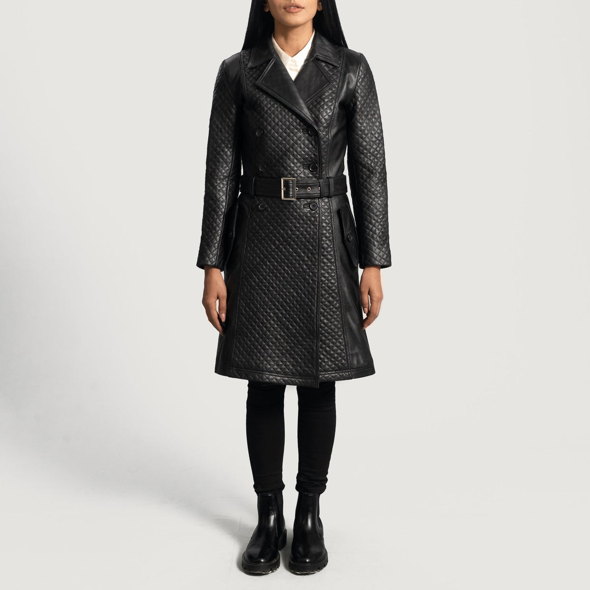 
Sweet Susan Sort Trenchcoat i Læder til Damer - Sideprofil med ergonomisk ærmesnit