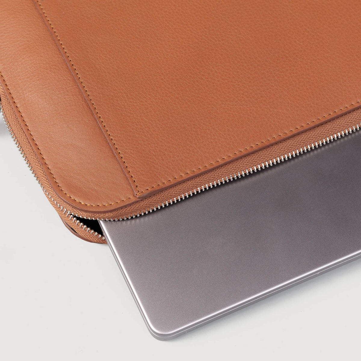 
Nærbillede of Classic Collar & Heavy-Duty Zipper Hardware on The Baxter Brown Leather Laptop Sleeve For Men & Women