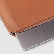 
Nærbillede of Classic Collar & Heavy-Duty Zipper Hardware on The Baxter Brown Leather Laptop Sleeve For Men & Women