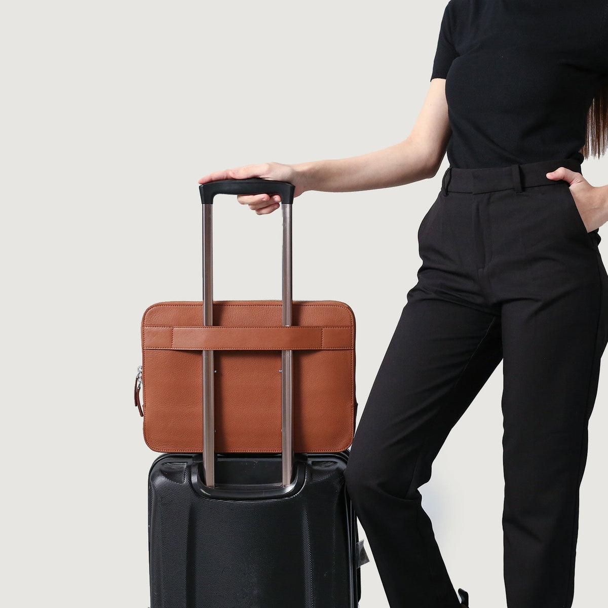 
På model:  The Baxter Brown Leather Laptop Sleeve For Men & Women på model med naturligt fald i dagslys
