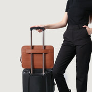 
På model:  The Baxter Brown Leather Laptop Sleeve For Men & Women på model med naturligt fald i dagslys
