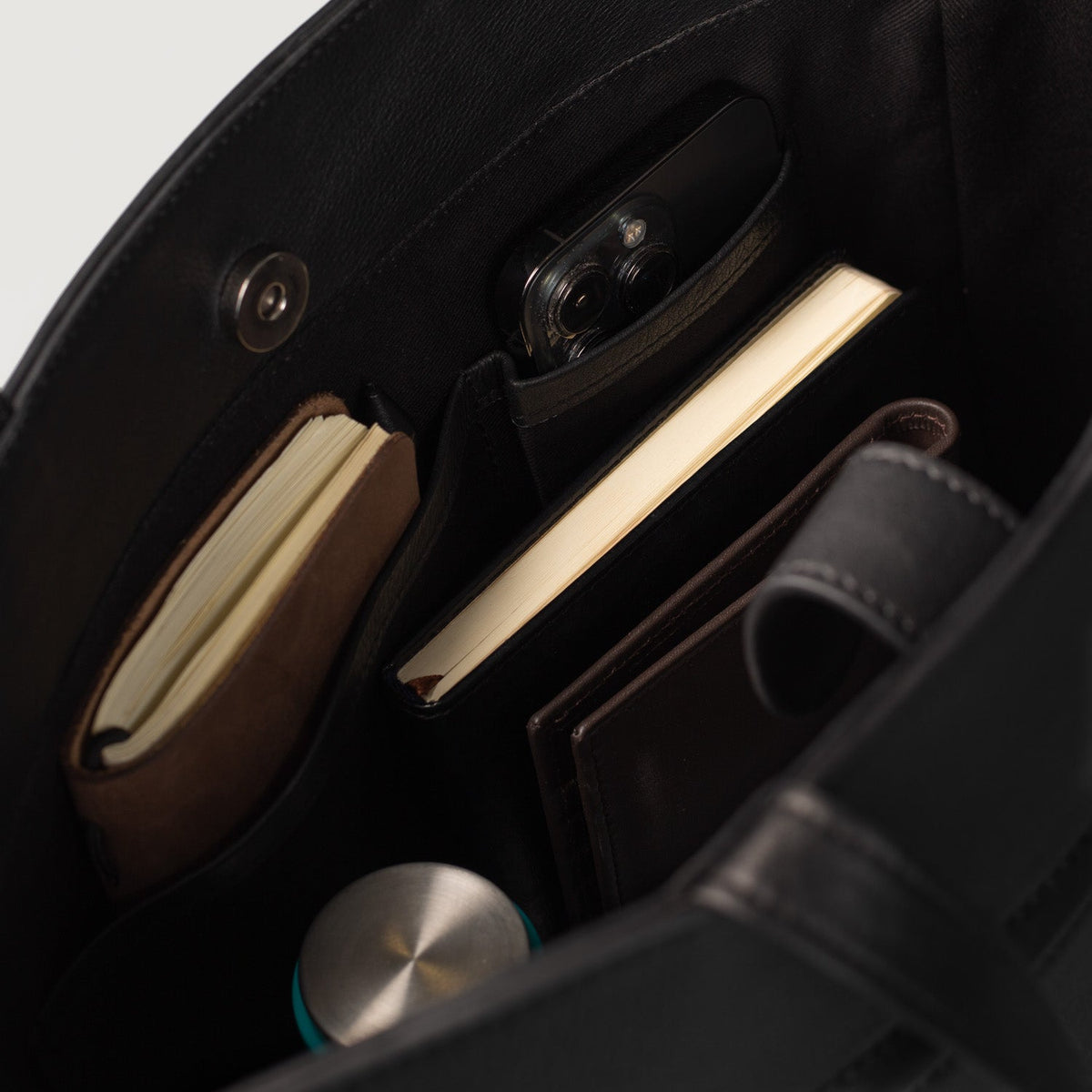 
The Poet Tote bag i læder – alternate product view 8
