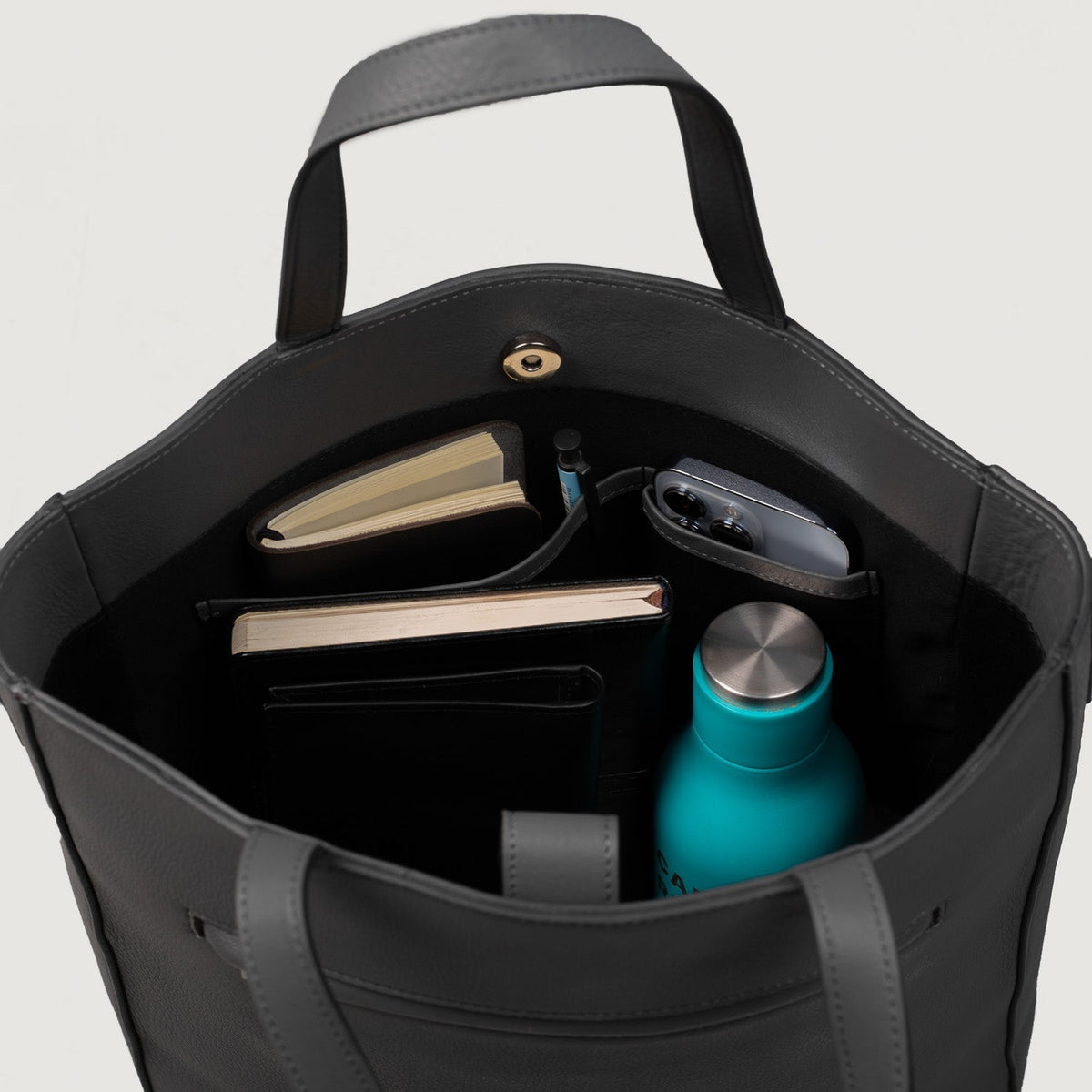 
The Poet Tote bag i læder – alternate product view 8