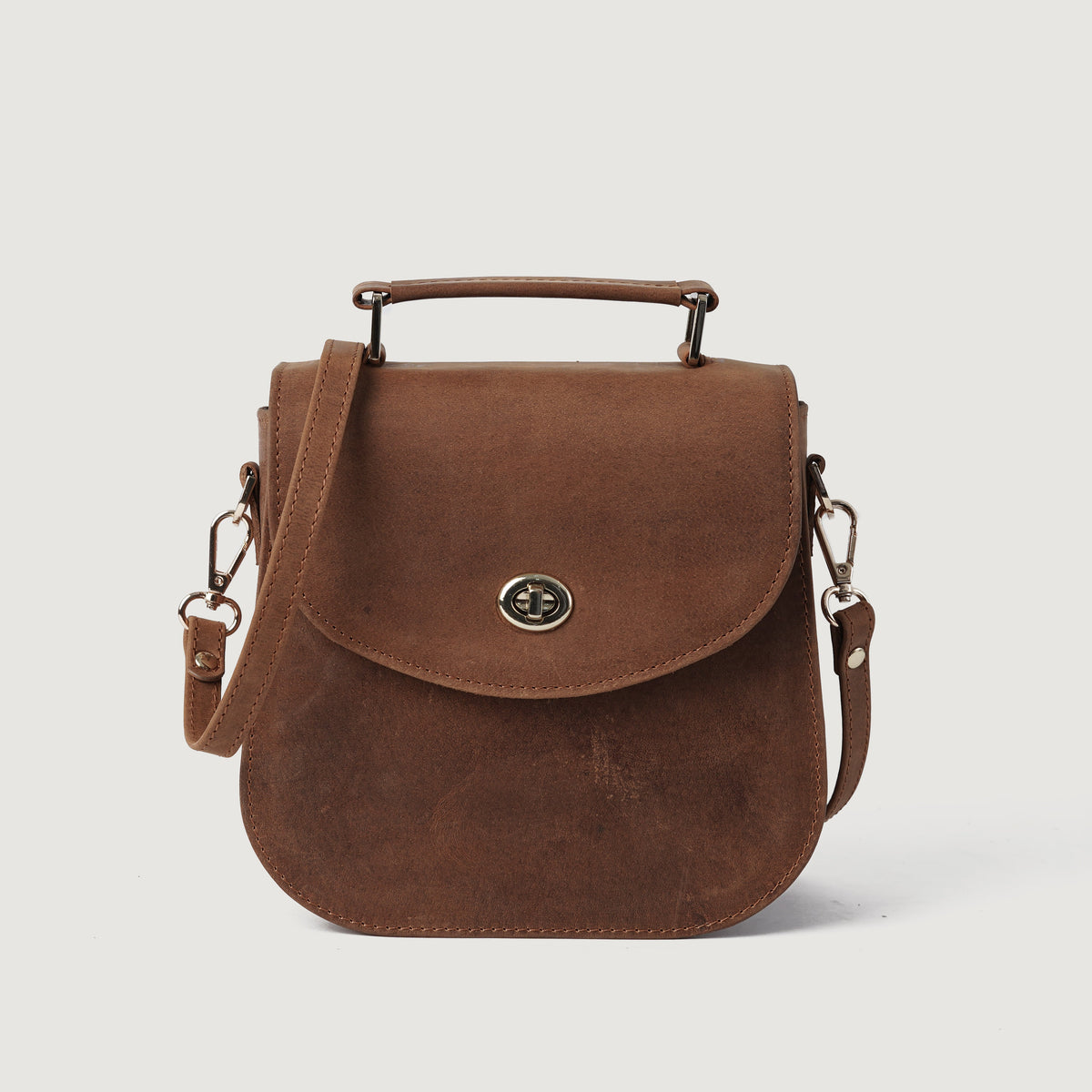 
The Sandra Vintage Lysebrun Leather Saddle Bag For Women in Tan Full Grain Naturally Milled Cowhide Leather. - Full Exterior Forfra med skræddersyet silhuet | Køb online