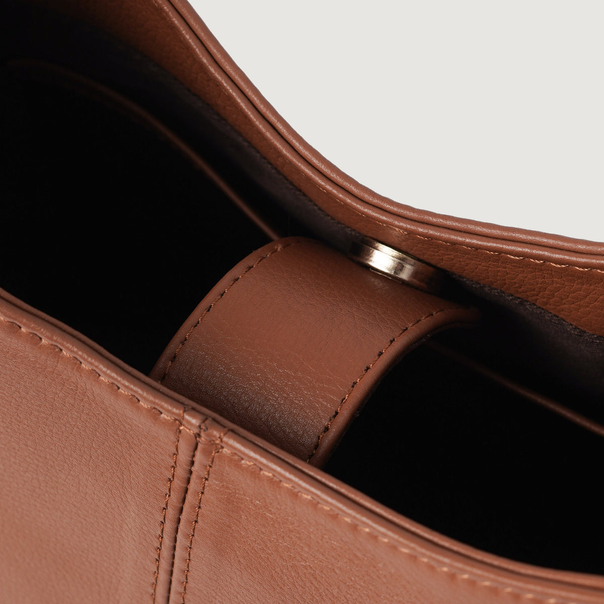 
På model:  The Stefani Brown Leather Hobo Bag For Women på model med naturligt fald i dagslys