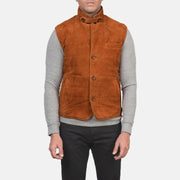 Close-Up Detail of Notch with removable throat latch &amp; Button Hardware on Men's Tony Brun Suede Vest til Mænd