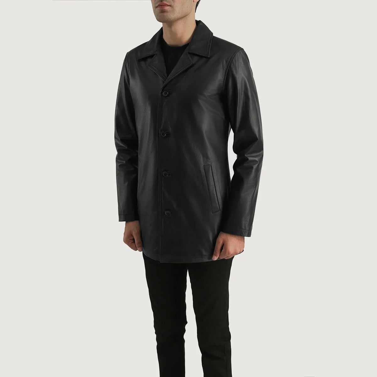 Close-Up Detail of Notch &amp; Button Hardware on Men's Urban Slate Sort Leather Coat til Mænd