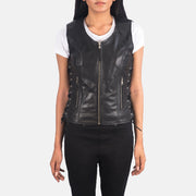 Close-Up Detail of V-neck &amp; Zipper Hardware on Women's Vanda Sort Leather Biker Vest til Kvinder
