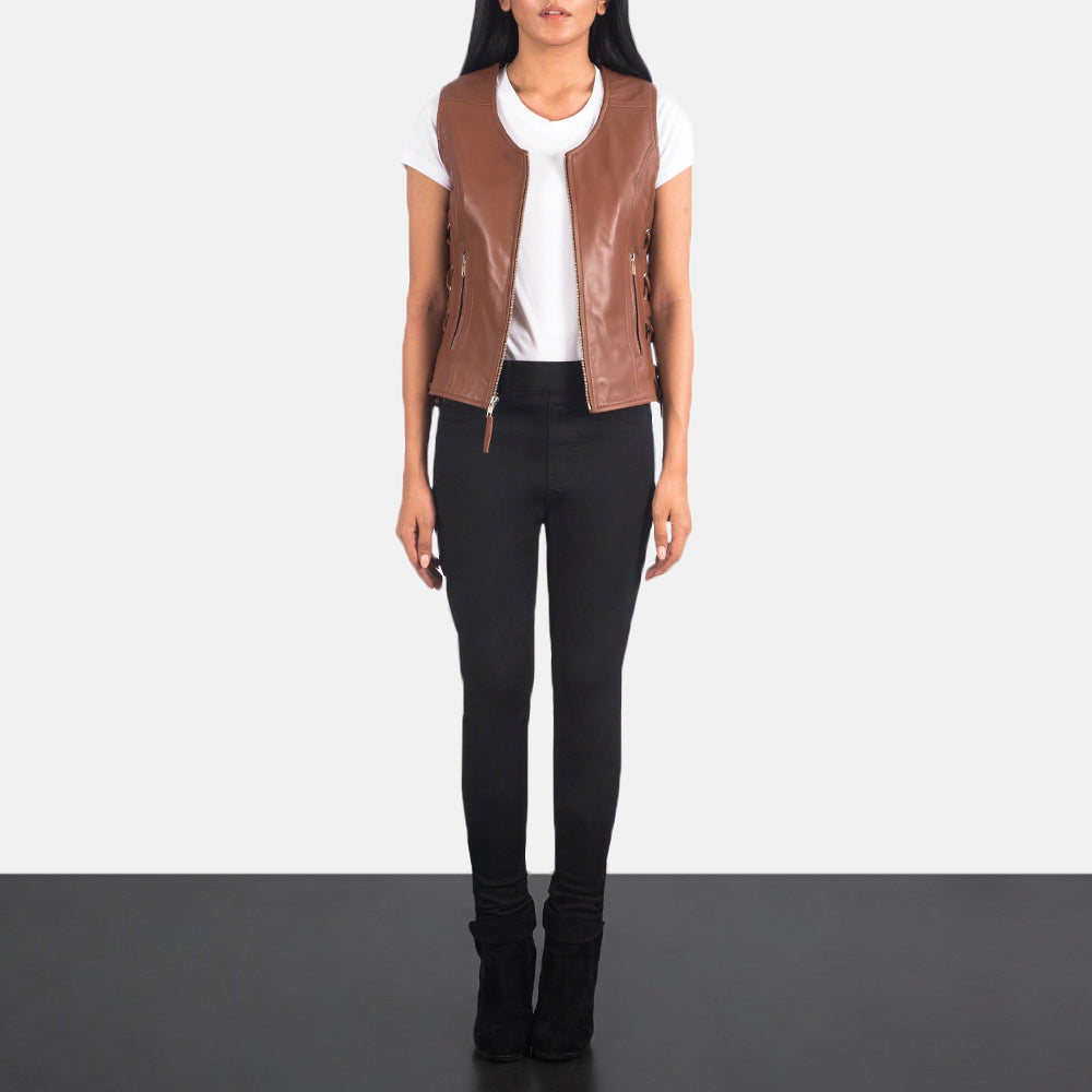 Women's Vanda Brun Leather Biker Vest til Kvinder - Lateral Side Profile View Showing Sleeve Cut &amp; Athletic Taper Fit