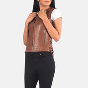 Close-Up Detail of V-neck &amp; Zipper Hardware on Women's Vanda Brun Leather Biker Vest til Kvinder
