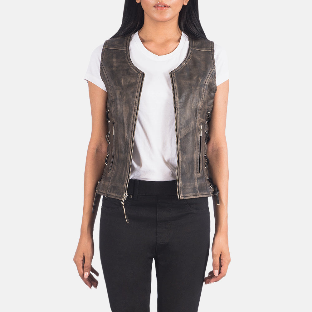 
Vanda Distressed Brun Leather Biker Vest til Damer in Distressed Brown Goatskin Leather - Forfra med skræddersyet silhuet | Køb online