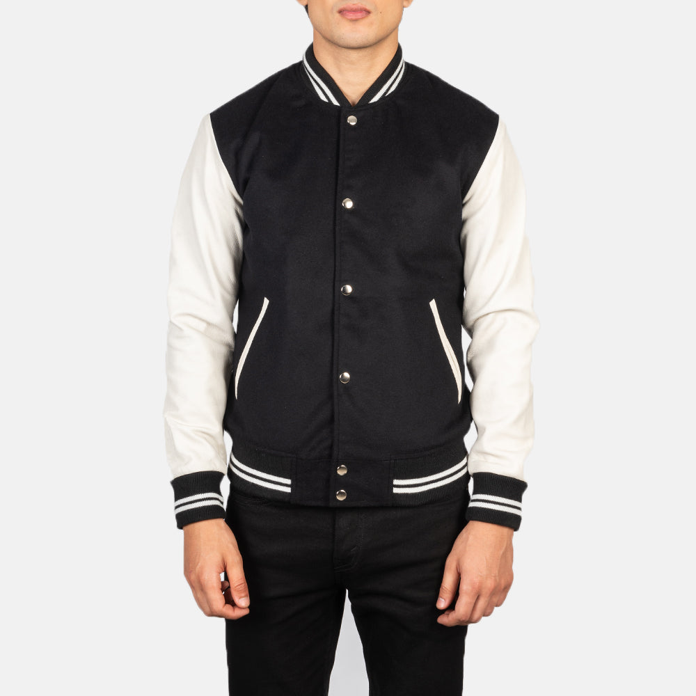 Close-Up Detail of Varsity &amp; Snap Buttons Hardware on Men's Vaxton Sort &amp; White Hybrid Varsity Læderjakke til Mænd