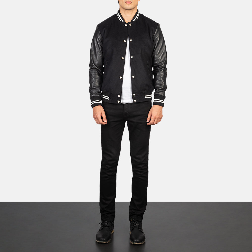 
Vaxton Sort Striped Hybrid Varsity Læderjakke til Mænd - Sideprofil med ergonomisk ærmesnit