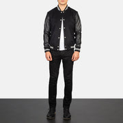 
Vaxton Sort Striped Hybrid Varsity Læderjakke til Mænd - Sideprofil med ergonomisk ærmesnit