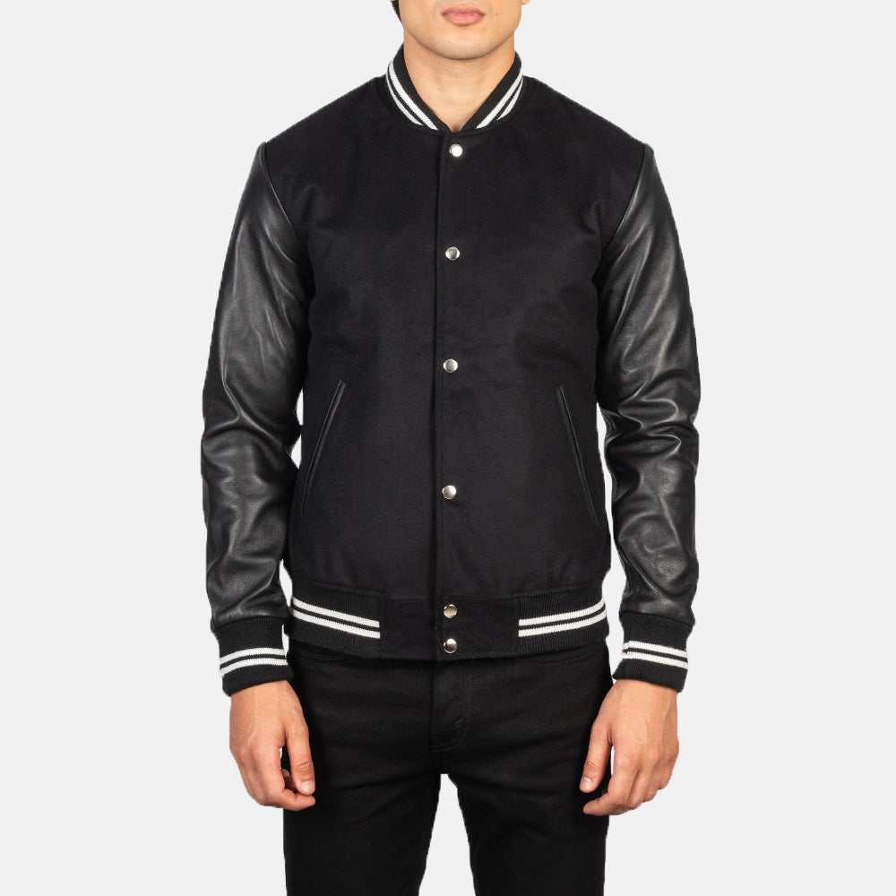 
Nærbillede of Varsity & Snap Buttons Hardware on Vaxton Sort Striped Hybrid Varsity Læderjakke til Mænd