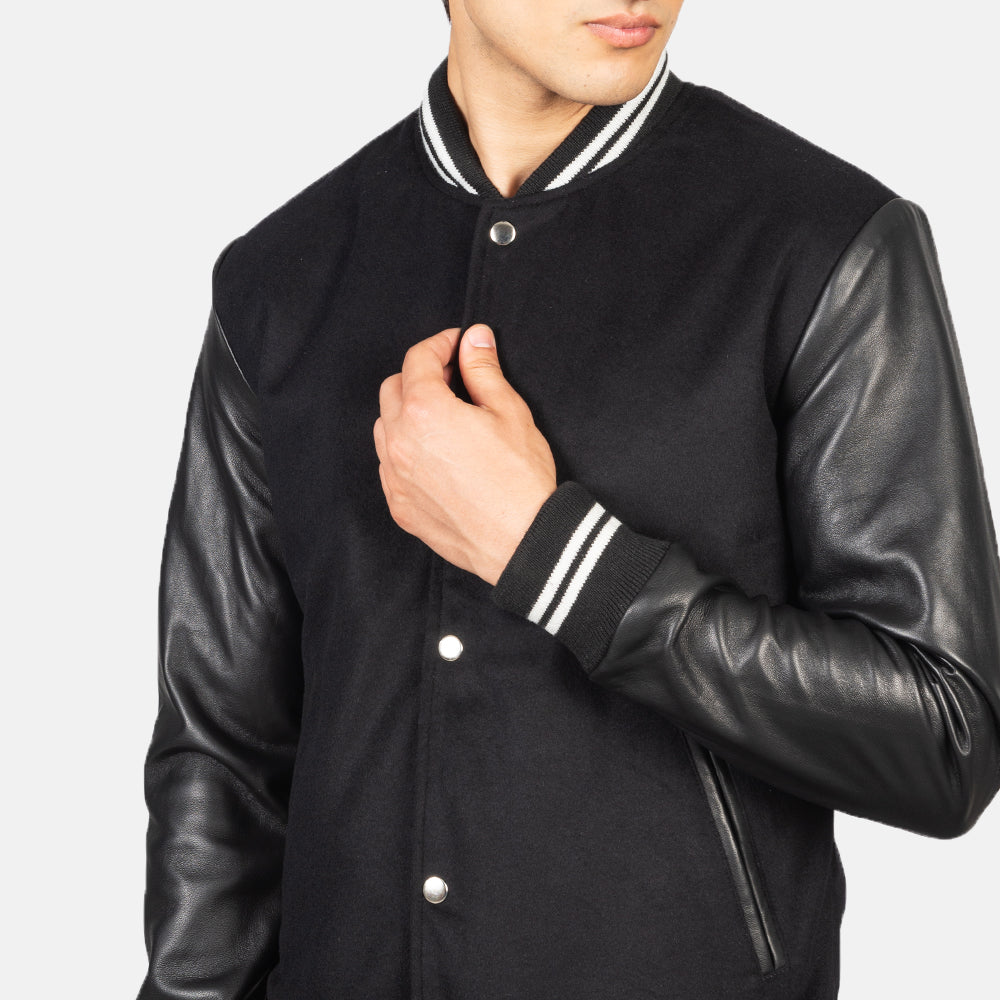 
Indvendig visning Showing Quilted Polyester Lining & To funktionelle inderlommer