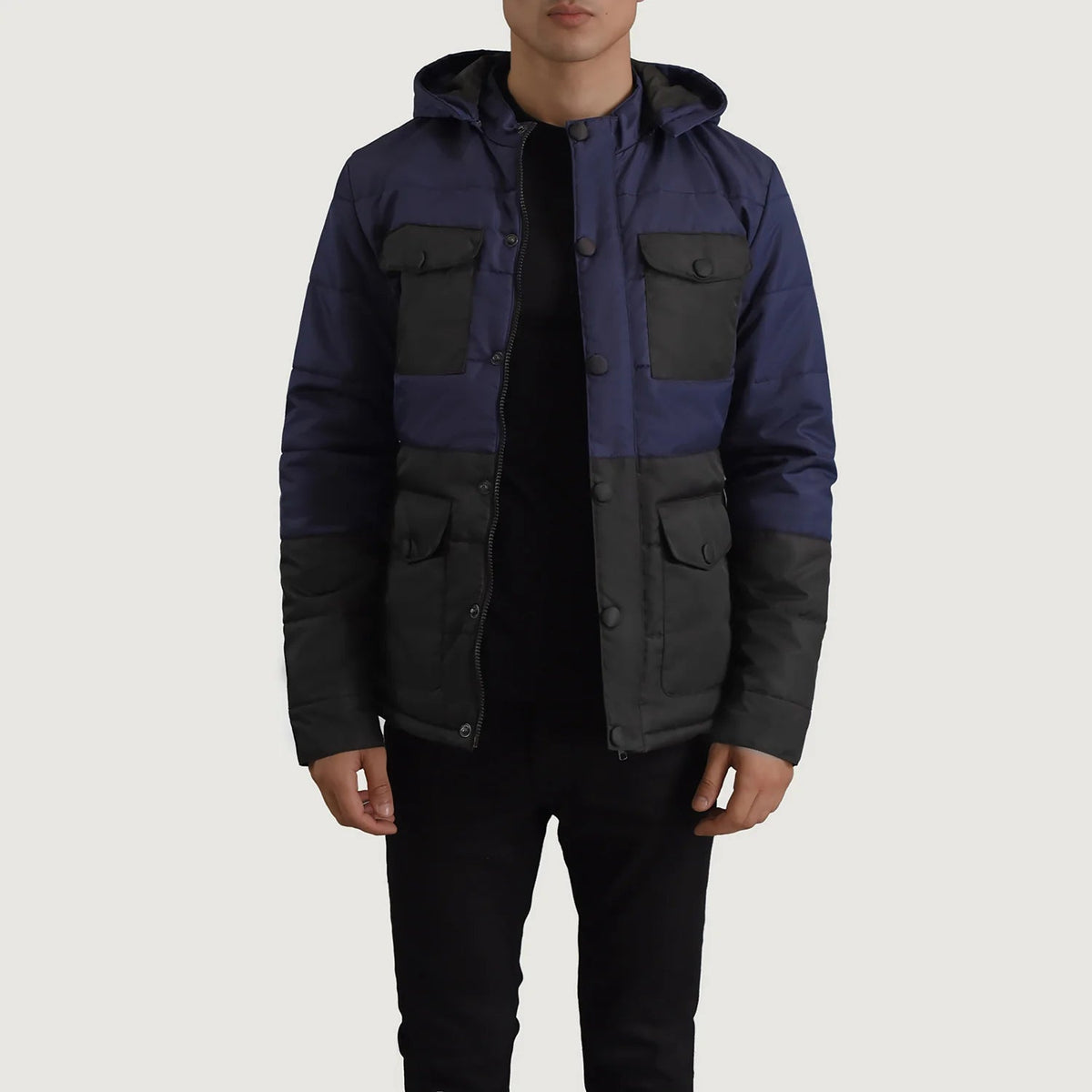 
Wayne Sort & Blå Hooded Puffer Læderjakke til Mænd in Black + Blue Full-Grain Leather - Forfra med skræddersyet silhuet | Køb online