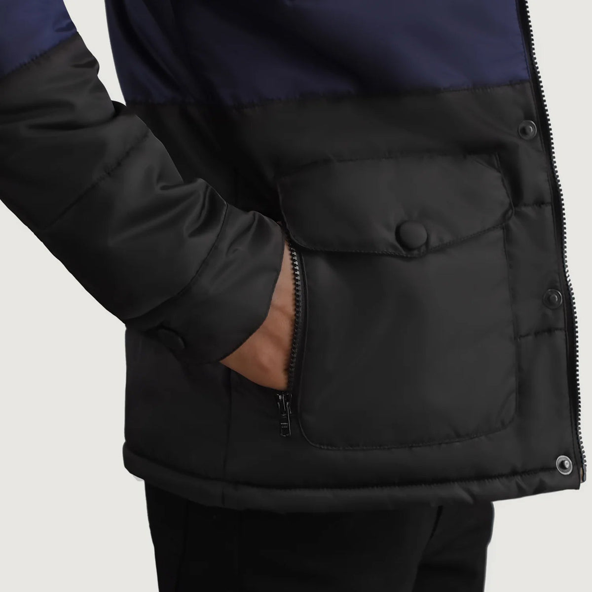
Indvendig visning Showing Quilted Viscose Lining & To funktionelle inderlommer