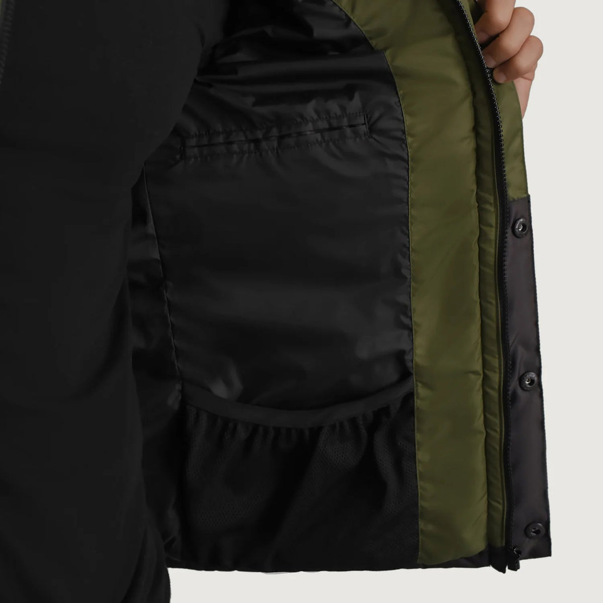 
Black + Green Full-Grain Leather Hooded Jacket - Bagfra med tilpassede skuldre og ren kant