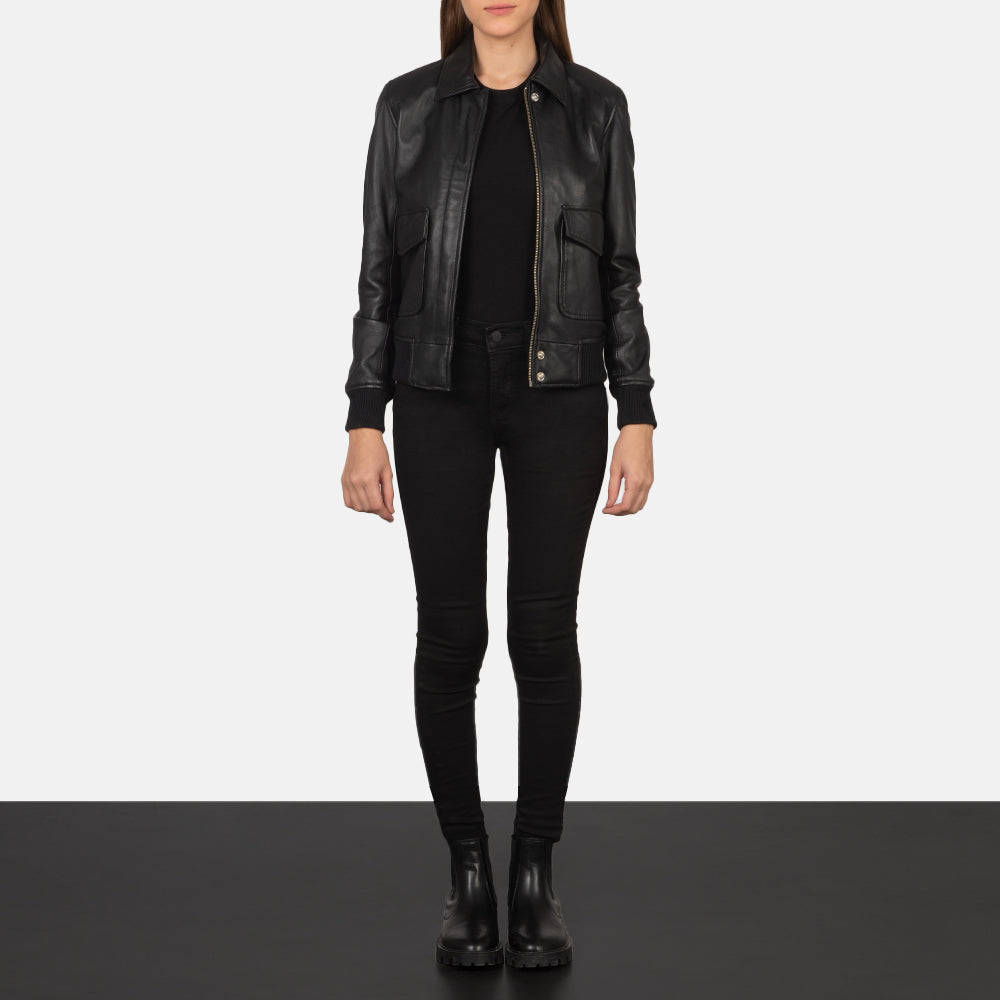 
Westa A-2 Black Leather Bomber Jacket - Sideprofil med ergonomisk ærmesnit