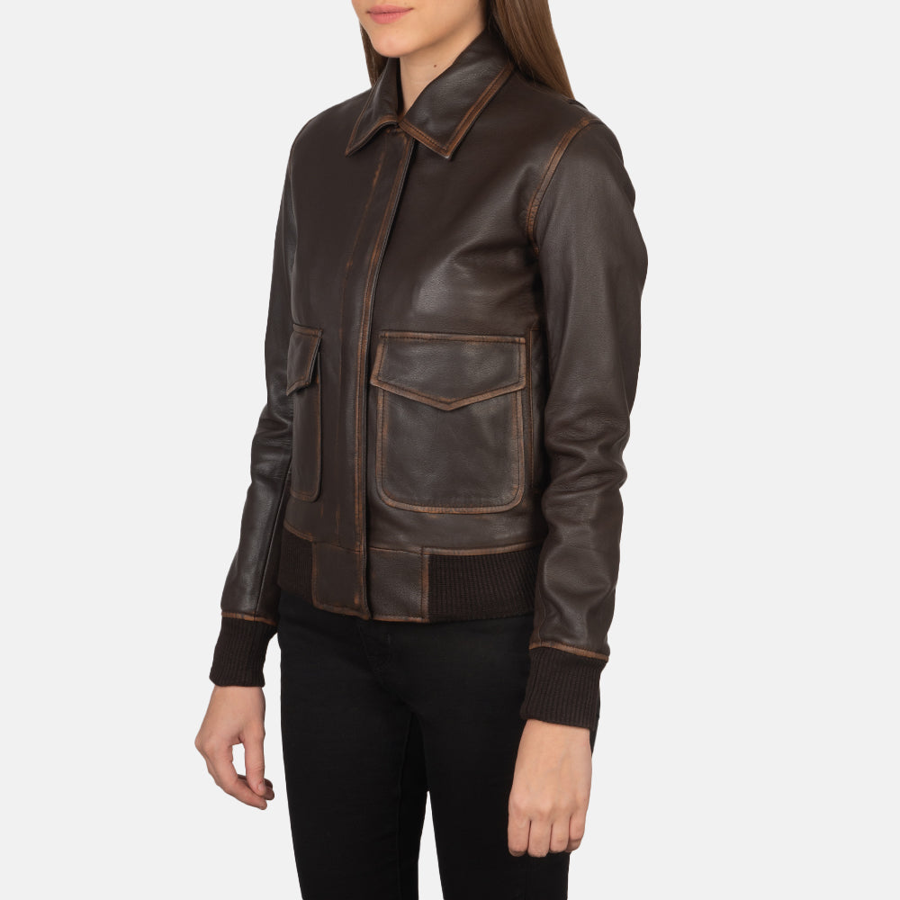 
På model:  Westa A-2 Black Leather Bomber Jacket på model med naturligt fald i dagslys