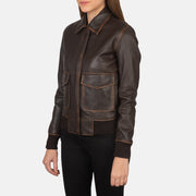 
På model:  Westa A-2 Black Leather Bomber Jacket på model med naturligt fald i dagslys