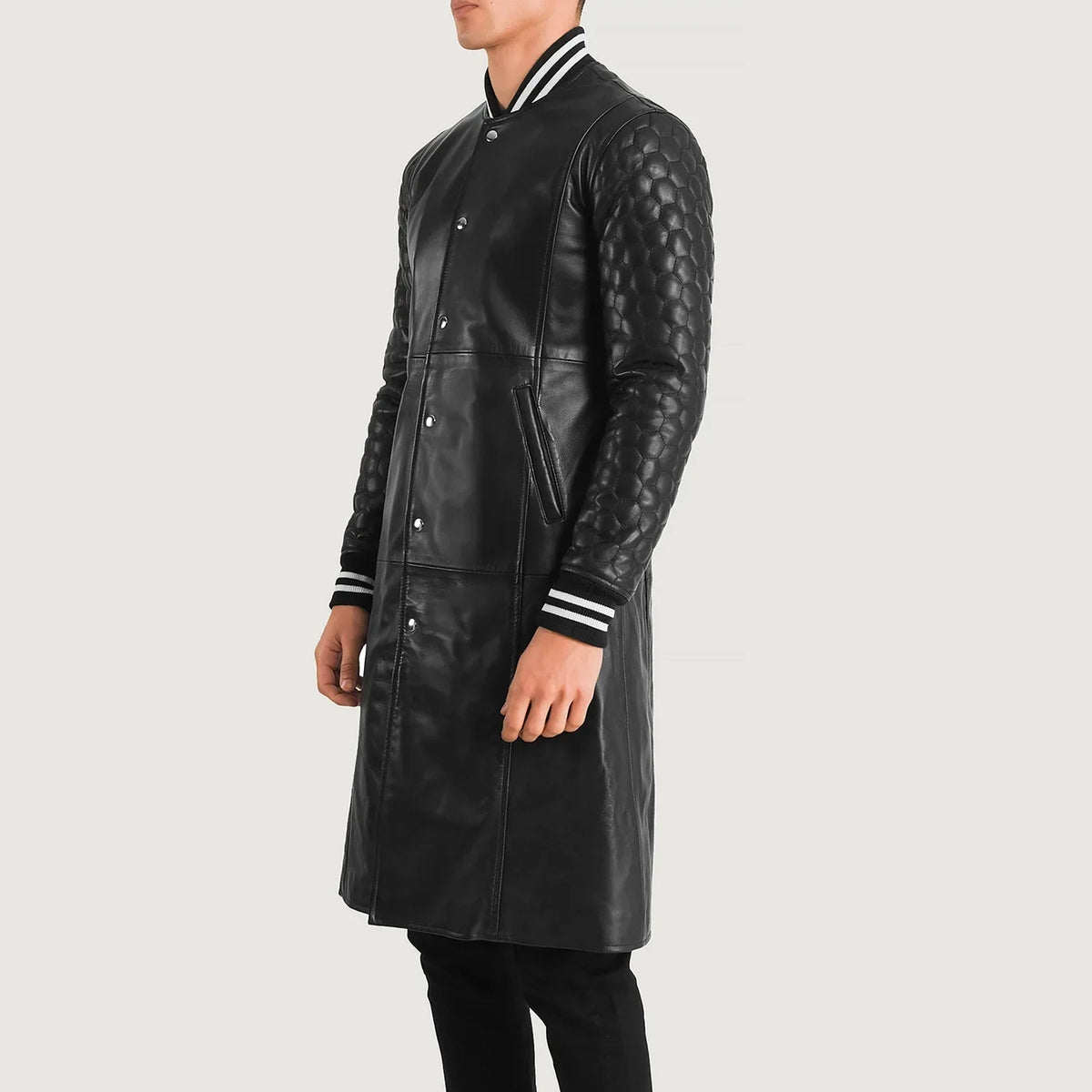 
Black Sheepskin Leather Varsity Jacket - Bagfra med tilpassede skuldre og ren kant