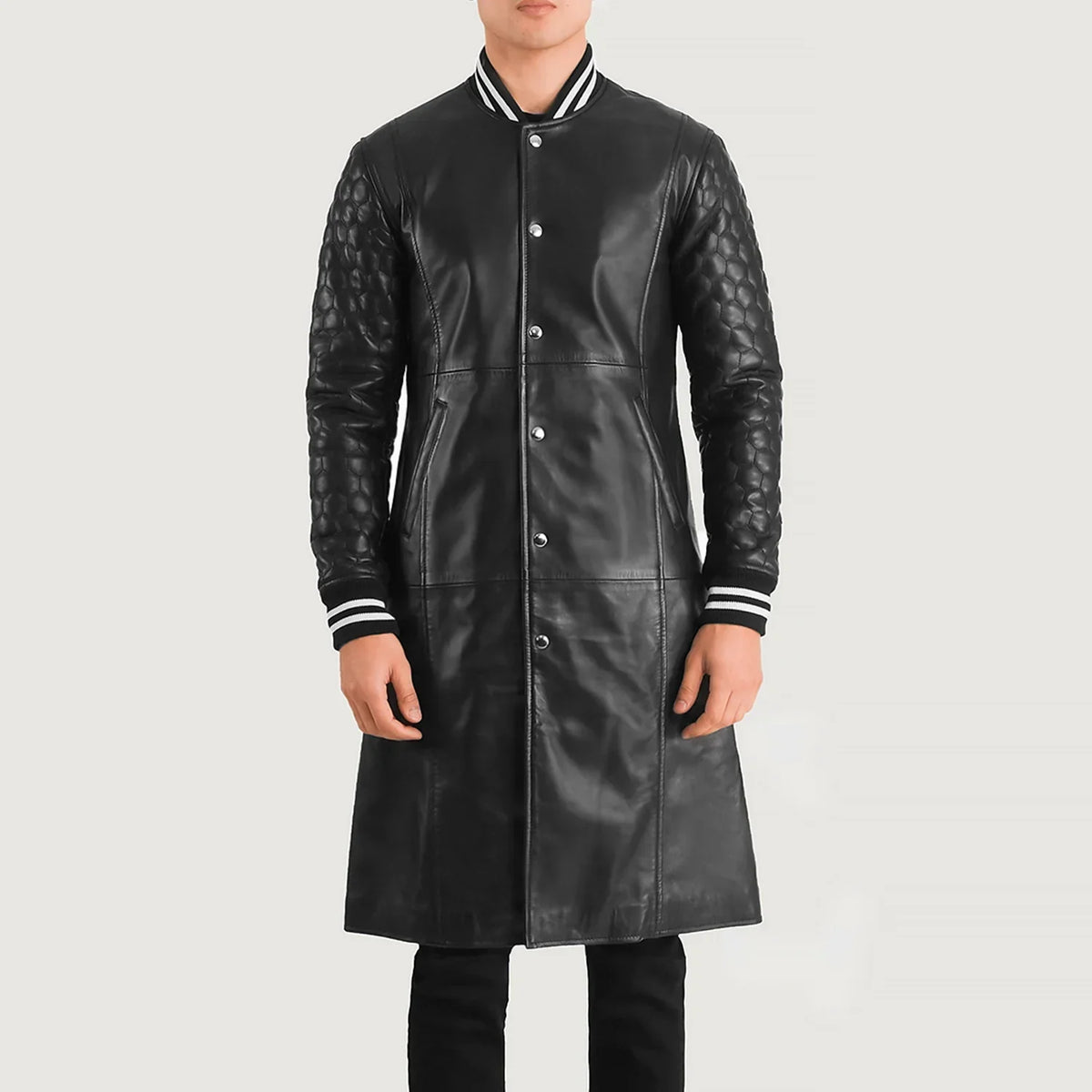 
Nærbillede of Varsity collar & Snap Button button Hardware on Wilde Sort Leather Varsity Læderfrakke til Mænd