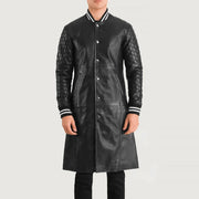 
Nærbillede of Varsity collar & Snap Button button Hardware on Wilde Sort Leather Varsity Læderfrakke til Mænd