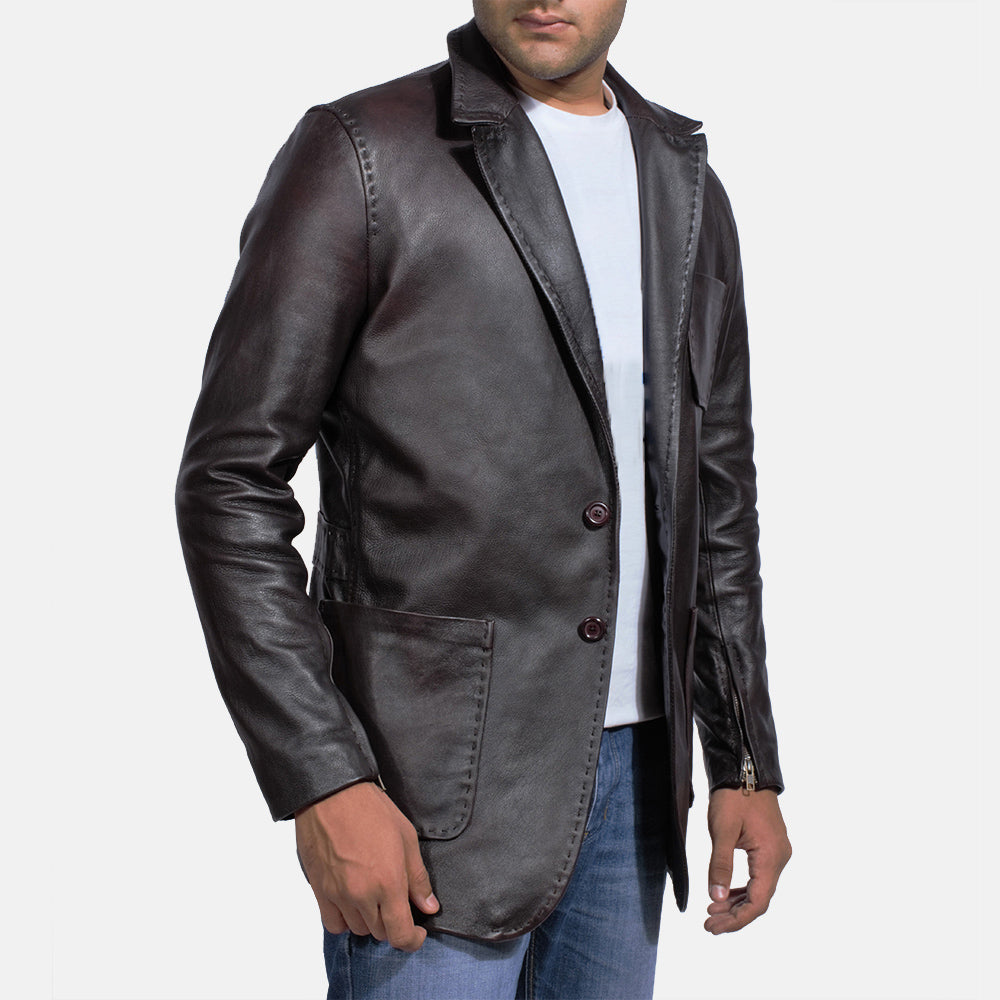 Close-Up Detail of Notch &amp; Button Hardware on Men's Wine Sort Leather Blazer til Mænd