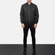 Men's Zack Sort Læder Bomberjakke til Mænd - Lateral Side Profile View Showing Sleeve Cut &amp; Athletic Taper Fit