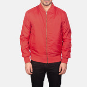 Close-Up Detail of Varsity &amp; Zipper Hardware on Men's Zack Red Læder Bomberjakke til Mænd
