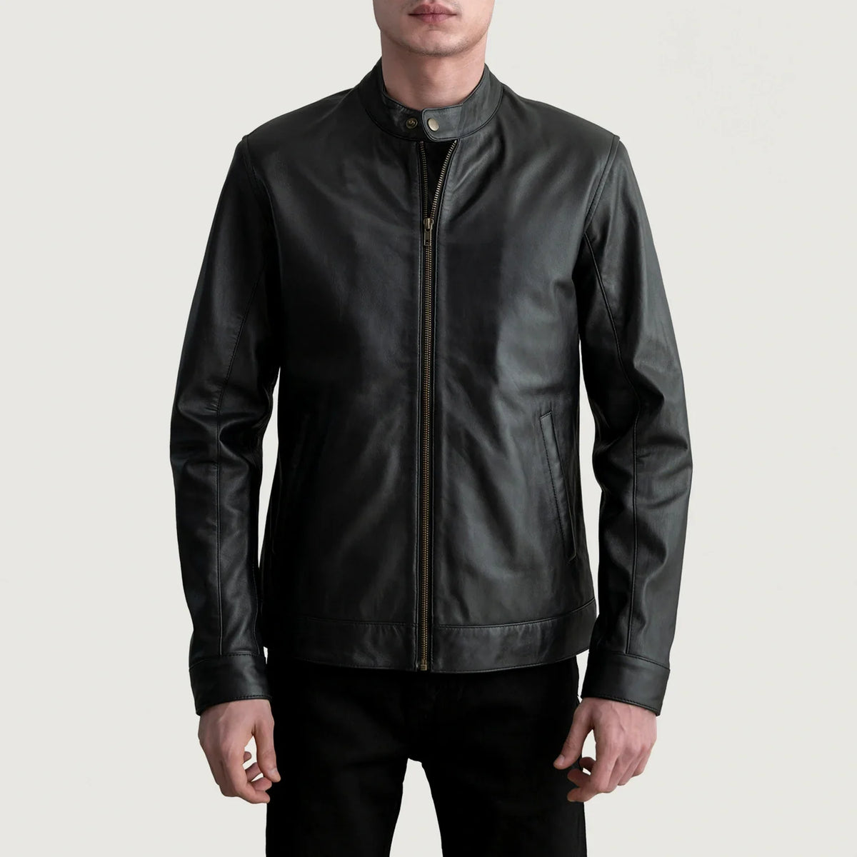 
Zen Sort Bikerjakke i Læder til Mænd in Black Sheepskin Leather - Forfra med skræddersyet silhuet | Køb online